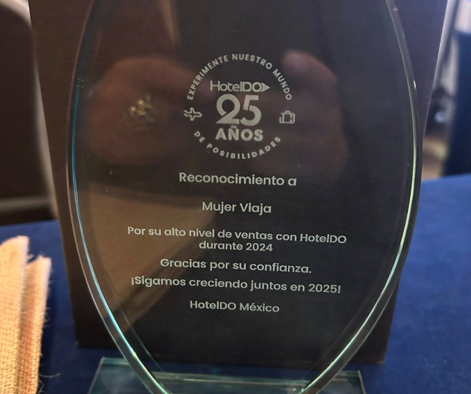 La franquicia Mujer Viaja es premiada por el Hotel DO por su alto nivel de ventas en 2024.